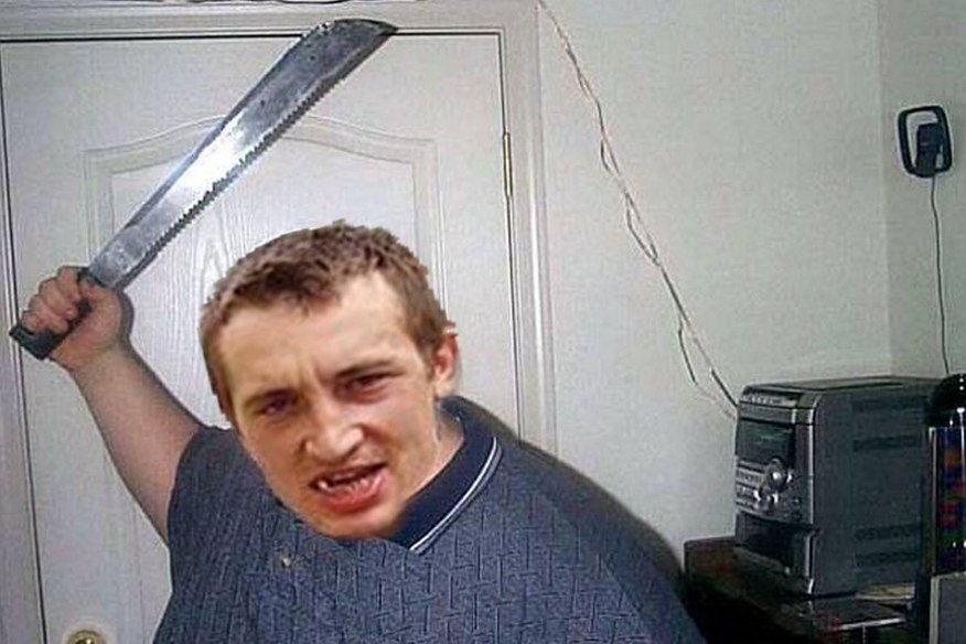Іде дівчина вночі по парку.